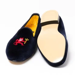 Bowhill u0026 Elliott Dunkelblaue Samt-Loafer „Little Red Devil